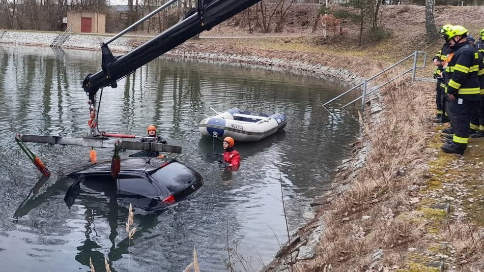 Opileckou jízdu zakončil mladý řidič na dně koupaliště. Nad autem se uzavřela hladina