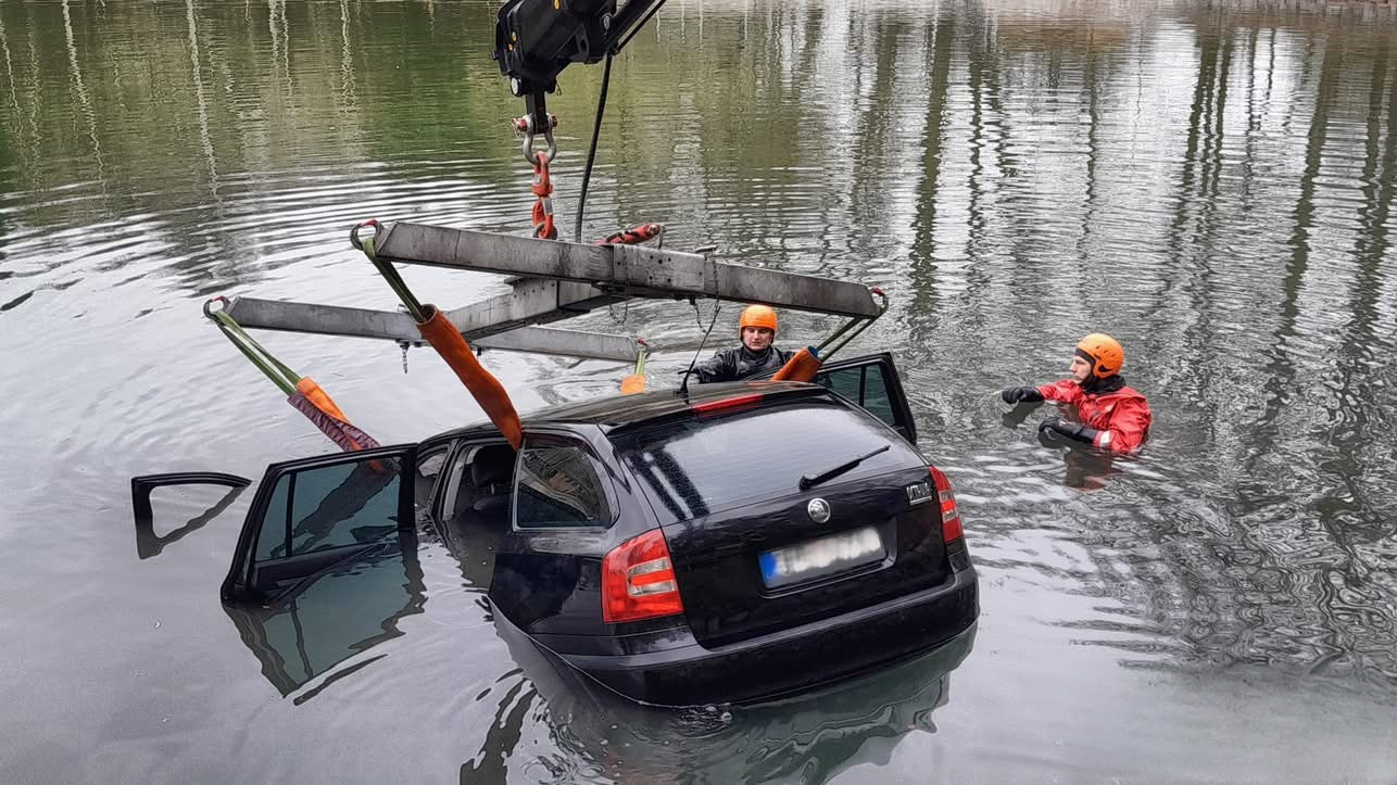 Opileckou jízdu zakončil mladý řidič na dně koupaliště. Nad autem se uzavřela hladina