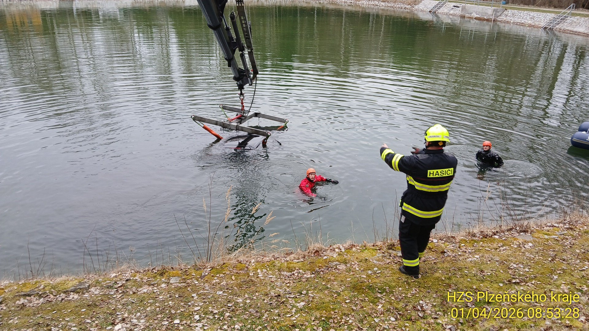 Opileckou jízdu zakončil mladý řidič na dně koupaliště. Nad autem se uzavřela hladina