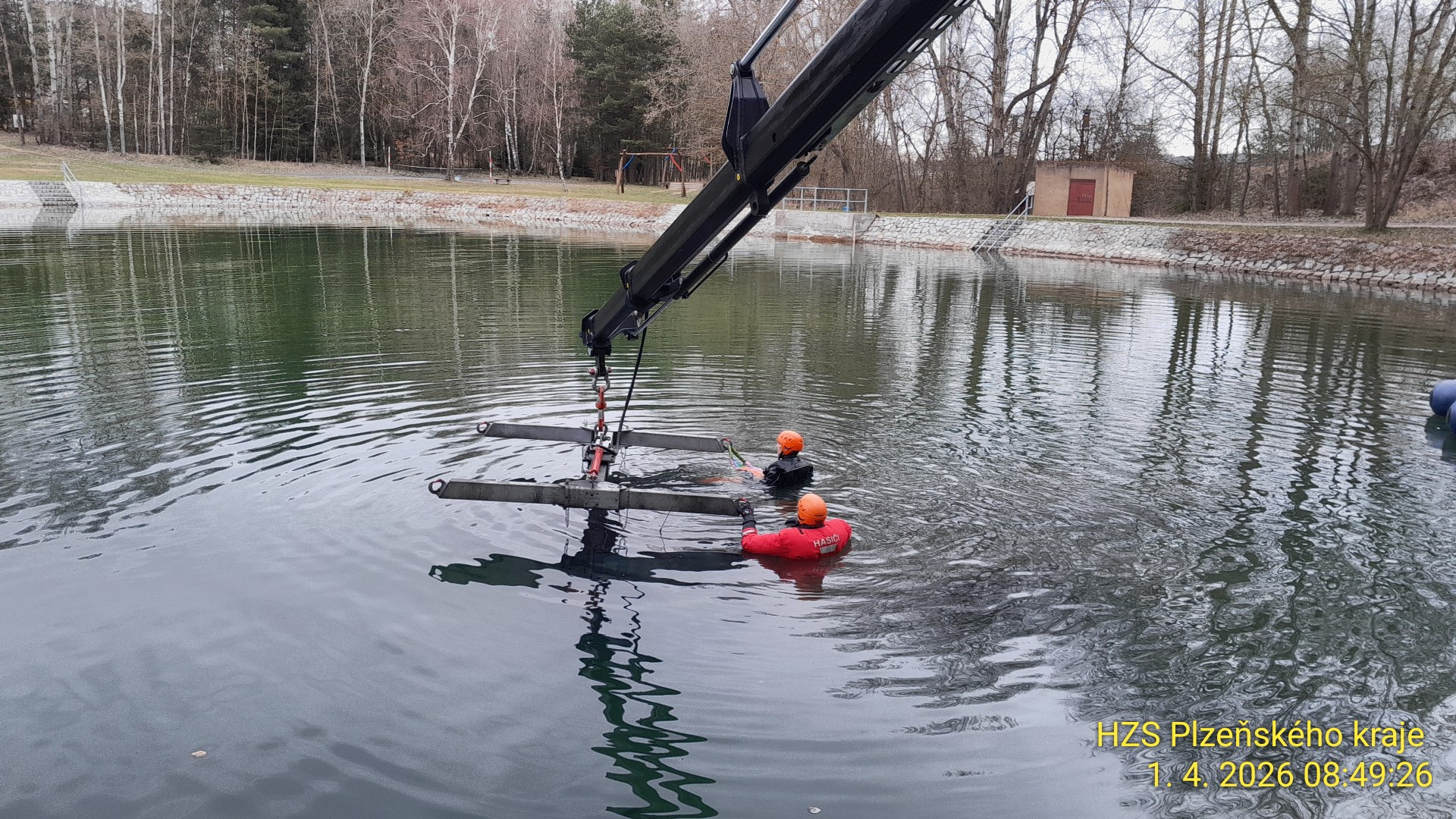 Opileckou jízdu zakončil mladý řidič na dně koupaliště. Nad autem se uzavřela hladina