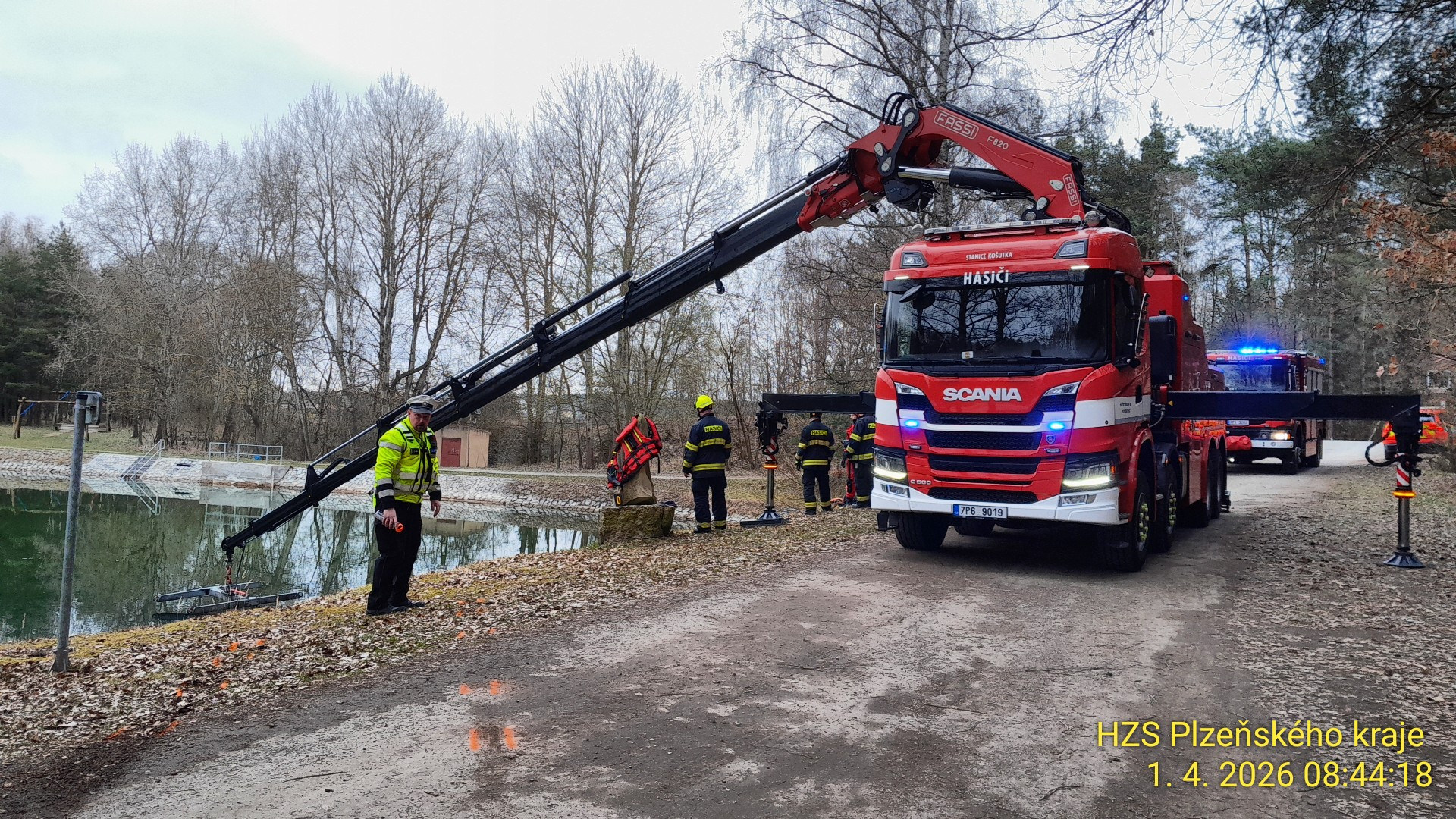 Opileckou jízdu zakončil mladý řidič na dně koupaliště. Nad autem se uzavřela hladina