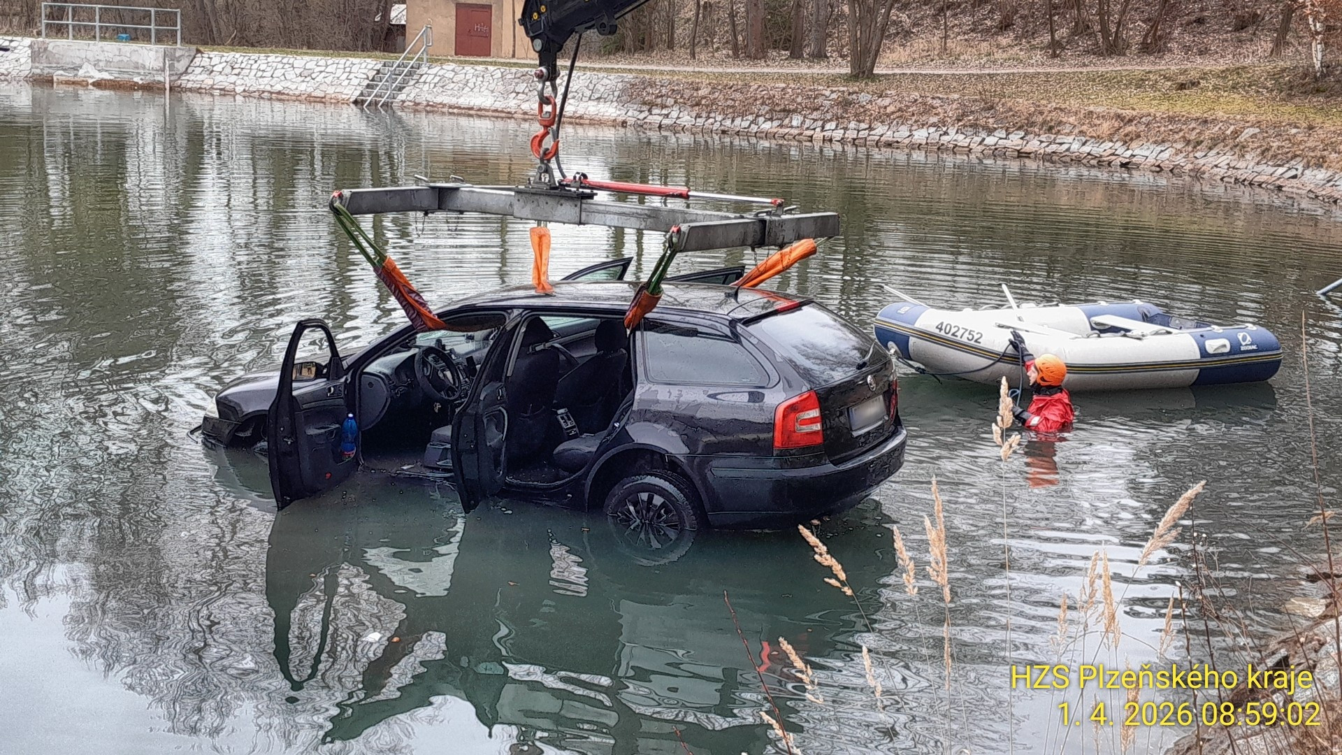 Opileckou jízdu zakončil mladý řidič na dně koupaliště. Nad autem se uzavřela hladina