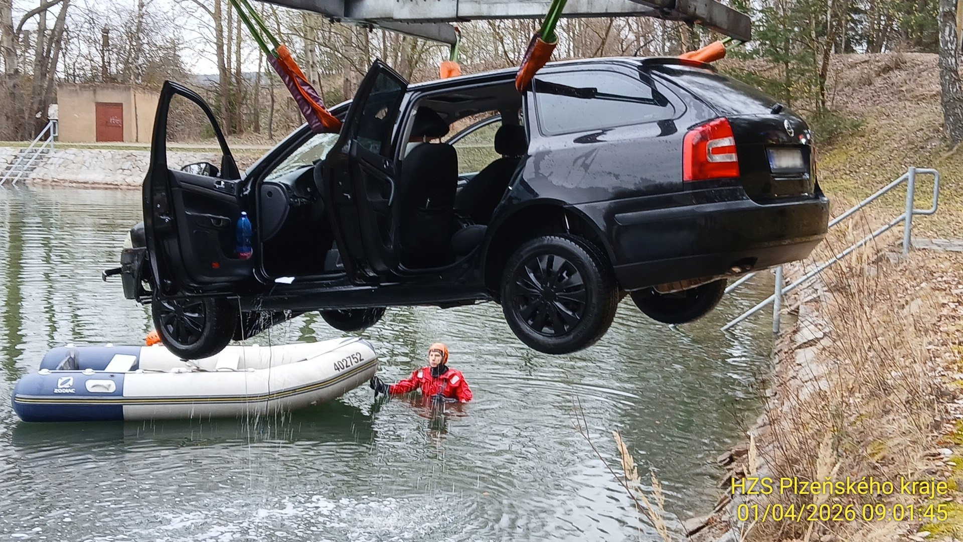 Opileckou jízdu zakončil mladý řidič na dně koupaliště. Nad autem se uzavřela hladina