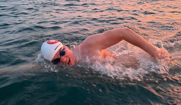 Český plavec a trenér z Aquapalace Praha Jakub Kačerovský pokořil Cookovu úžinu