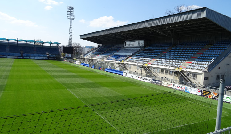 Muž v Budějcích chtěl skočit z osvětlení stadionu, čin mu rozmluvila policie