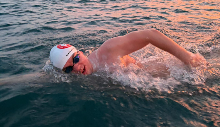 Český plavec a trenér z Aquapalace Praha Jakub Kačerovský pokořil Cookovu úžinu