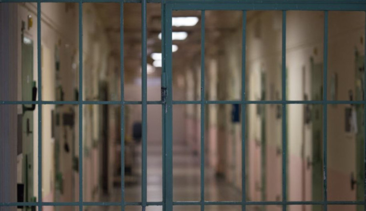Policie vyšetřuje pokus o vraždu ve věznici. Napadený utrpěl vážná zranění