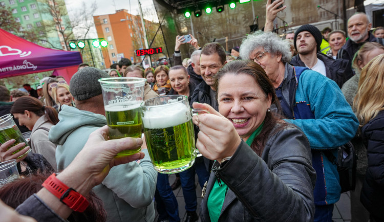 Na Zelený čtvrtek padl v Brně rekord. Lidé si společně připili zeleným pivem