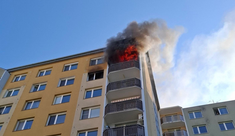 Požár bytu na sídlišti v Prostějově. Tři lidé se nadýchali kouře, přes padesát hasiči evakuovali