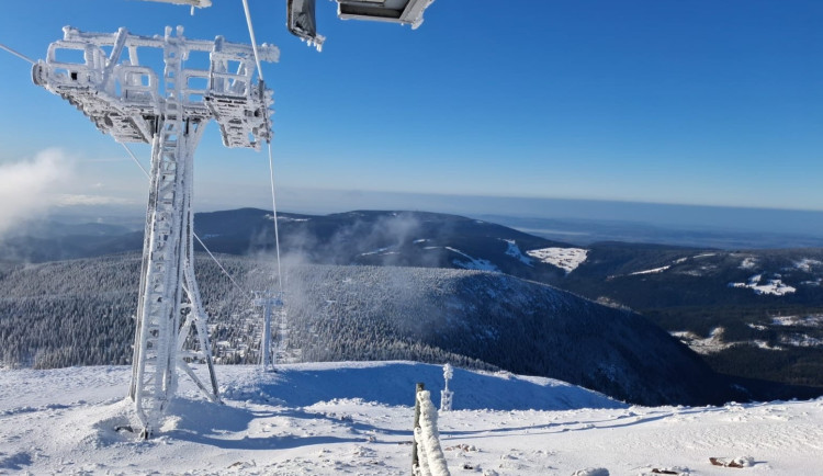 Ve Špindlerově Mlýně, Peci pod Sněžkou i v Orlických horách se stále lyžuje