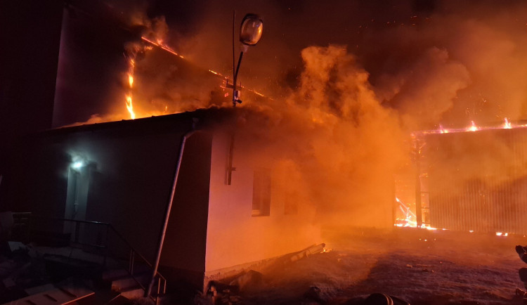 Mohutný požár na Šumpersku, shořela stodola a část rodinného domu. Škoda je čtyři miliony