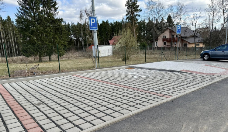 Karlovy Vary dokončují nové parkoviště u hvězdárny v Hůrkách