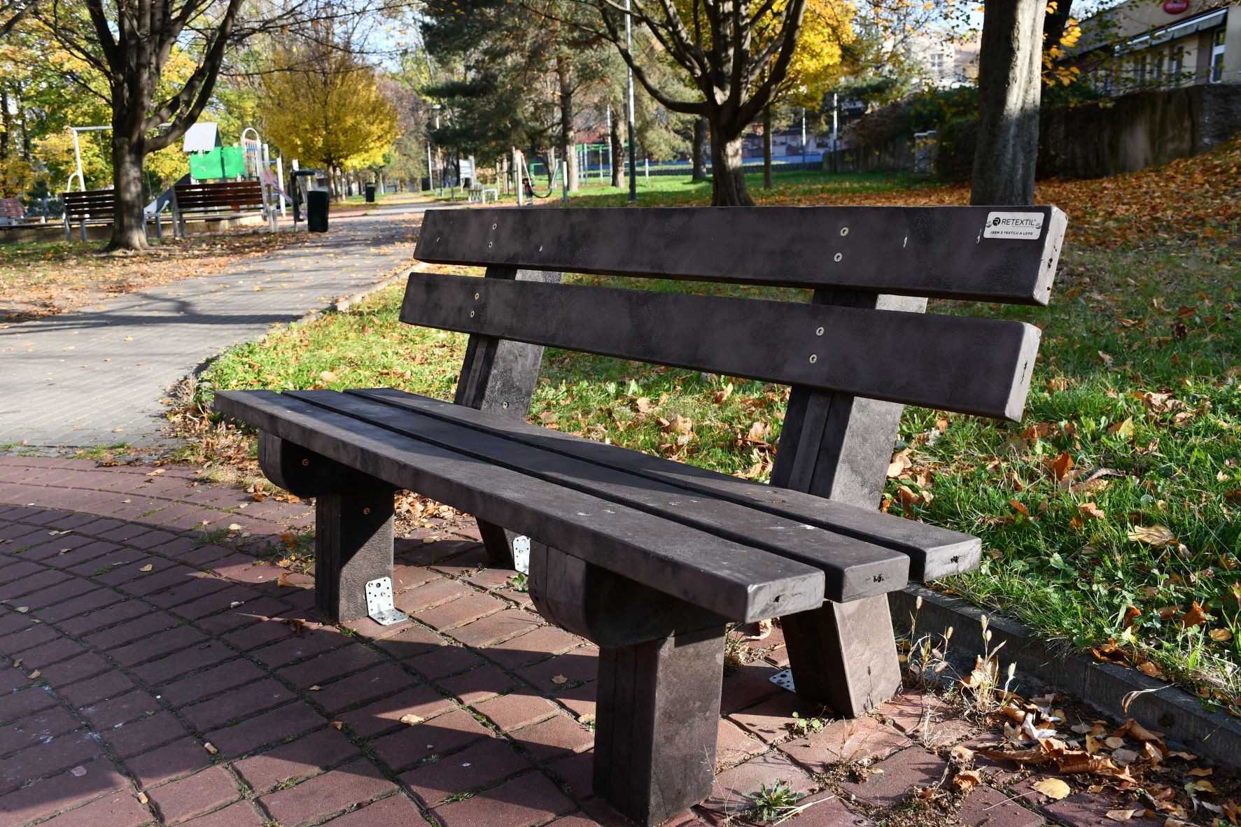 Z vyhozeného textilu vyrábějí v Ostravě nábytek. Kontejnery ale ničí vandalové