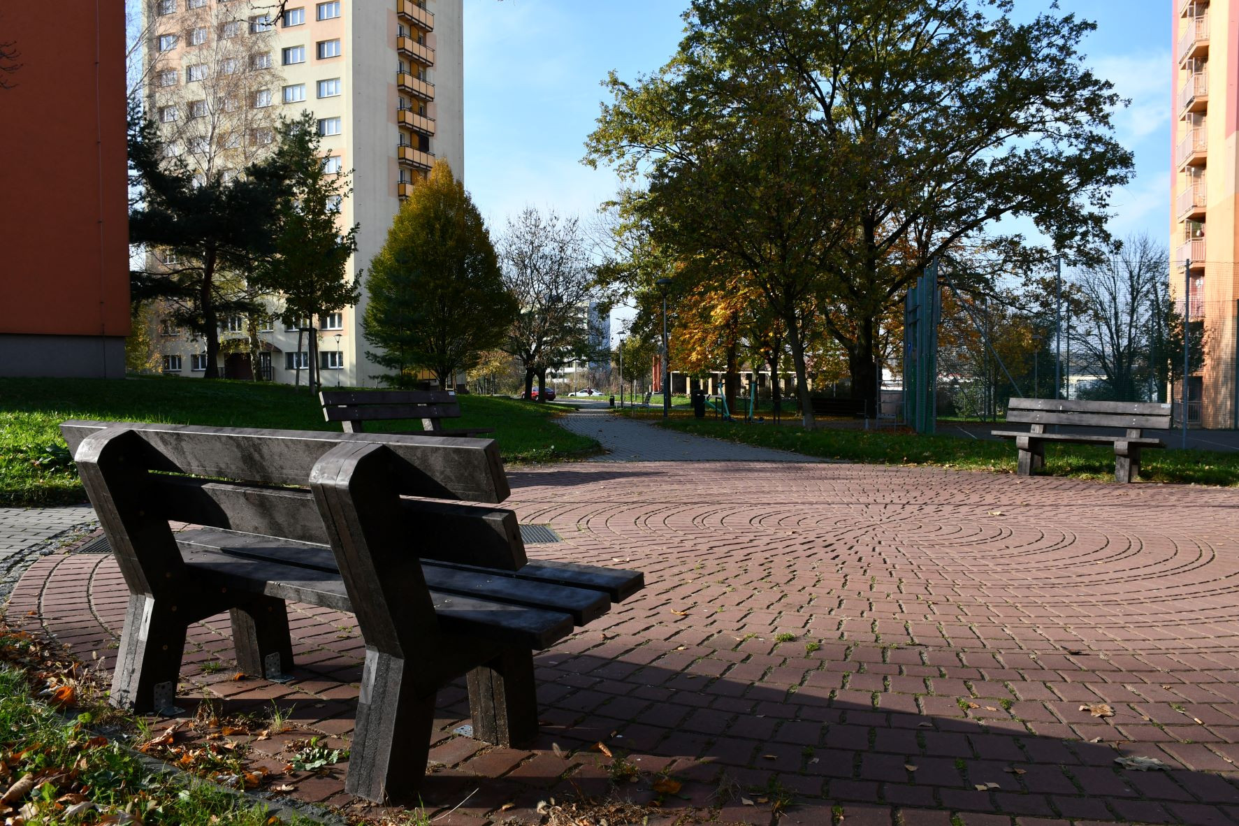 Z vyhozeného textilu vyrábějí v Ostravě nábytek. Kontejnery ale ničí vandalové