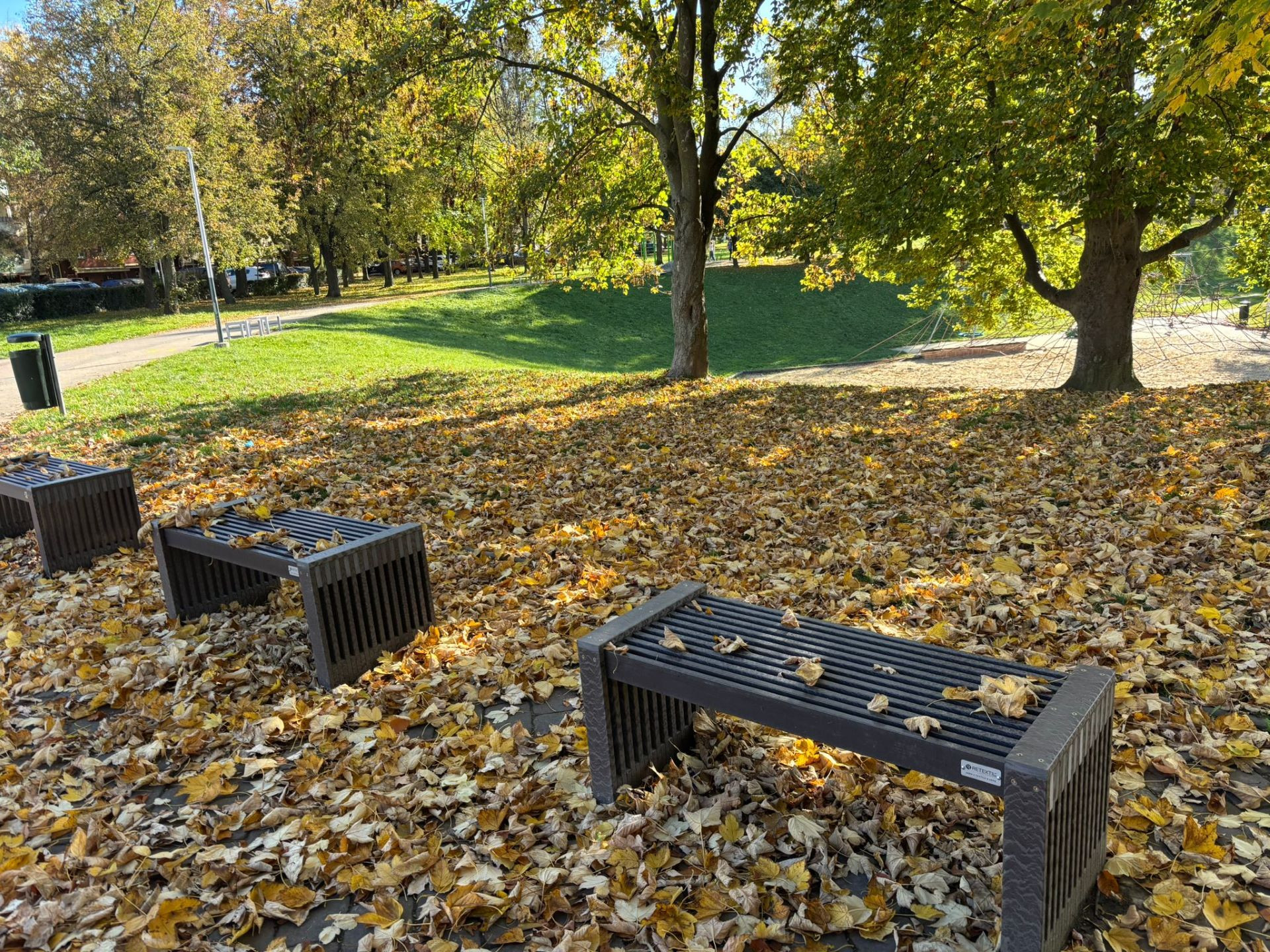 Z vyhozeného textilu vyrábějí v Ostravě nábytek. Kontejnery ale ničí vandalové