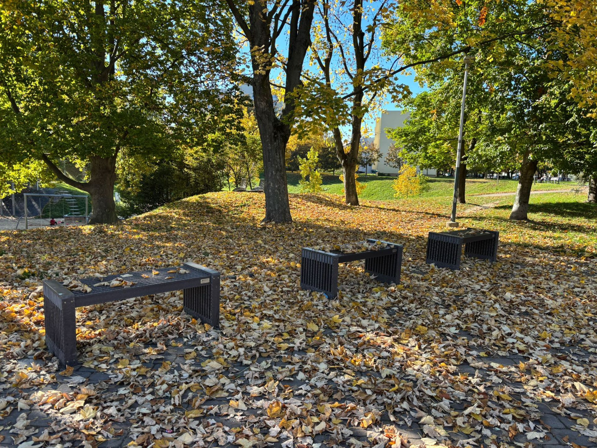 Z vyhozeného textilu vyrábějí v Ostravě nábytek. Kontejnery ale ničí vandalové