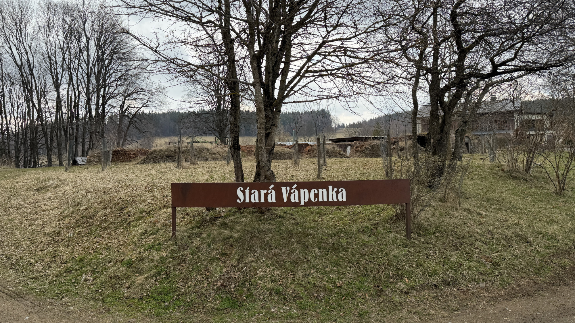 Zapomenutý kout Šumavy láká na zříceninu vápenky, odlehlé osady i skvělý oběd