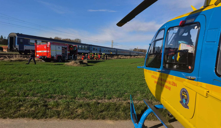 Vlak na Českokrumlovsku smetl auto, jeho řidič na místě zemřel