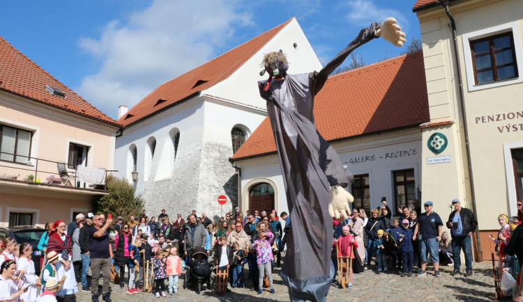 Velikonoční tradice připomněl v Třebíči průvod s hrkáním a figurínou Morany