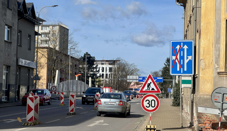 Začíná uzavírka mostu Kosmonautů, řidiče čekají měsíce dopravních omezení