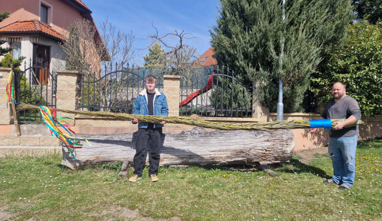 Obří pomlázka v Úsilném. Výtvor Dominika Jordáka měří přes pět metrů