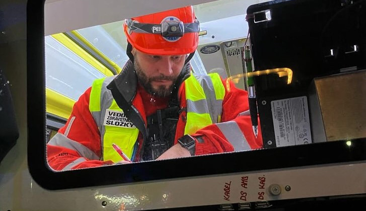 Na Apríla se na chodníku válel se třemi promile v krvi. V sanitce pak ohrožoval zdravotníky