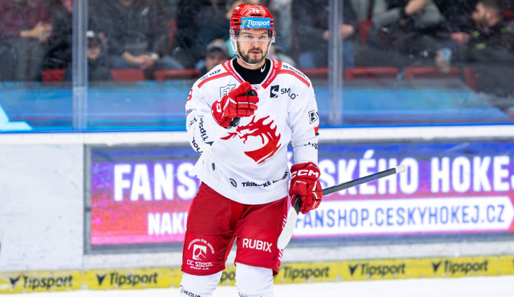 Hokejisté Třince vyhráli v Karlových Varech 3:2 a jsou krok od finále