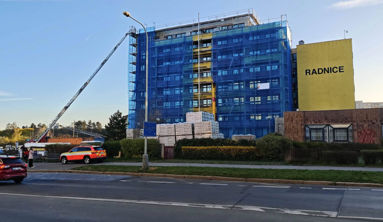 Na radnici Prahy 15 jsou po požáru škody za miliony. Vytopeno je sedm pater kanceláří