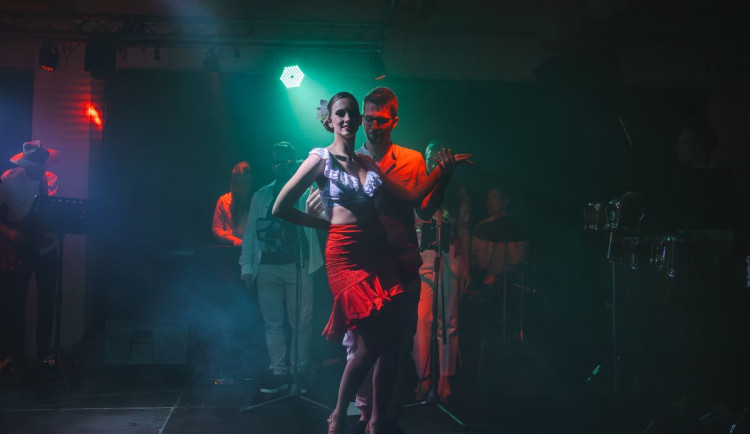 Hradecké Gočárovy schody hostí exhibici horských kol, bude i basket a Karibik