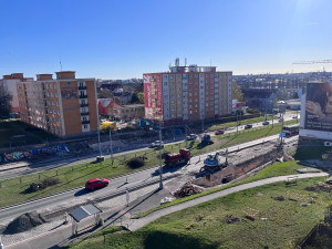 VIDEO: Skákající skleničky a prasklé akvárium. Při stavbě nové lávky se otřásá celý panelák