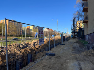 VIDEO: Skákající skleničky a prasklé akvárium. Při stavbě nové lávky se otřásá celý panelák