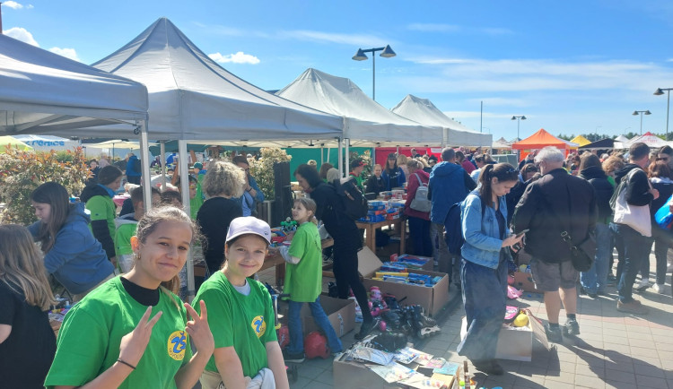 Školáci z Brna prodali nepotřebné věci. Desítky tisíc pak věnovali lamám