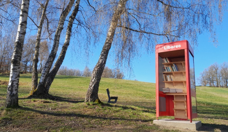 Novinka ve Vesci. Knihobudka v designu ikonické britské červené telefonní budky