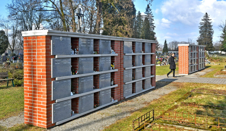 Bohumín rozšiřuje kolumbária, nabídne dalších 96 schránek pro urny