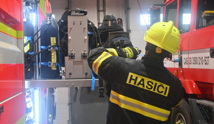 V Třebíči v noci hořel rodinný dům. Majitel utrpěl zranění, škoda se dostala k milionu