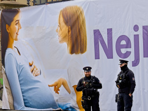 FOTO: Pískot i zásah policie. Pochod pro život v Praze opět rozvířil emoce