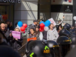 FOTO: Pískot i zásah policie. Pochod pro život v Praze opět rozvířil emoce