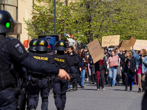 FOTO: Pískot i zásah policie. Pochod pro život v Praze opět rozvířil emoce