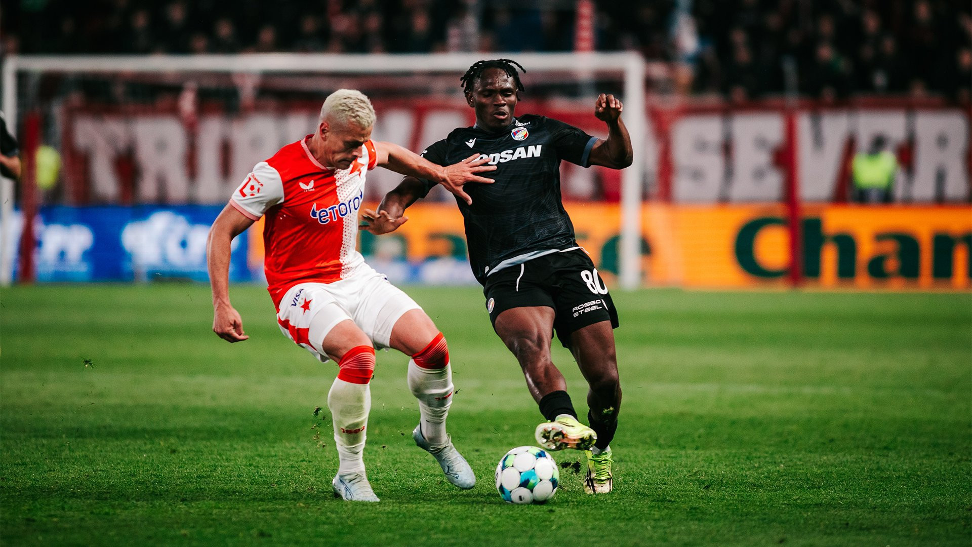 Fotbalisté Slavie remizovali s Plzní bez branek a ligu vedou o osm bodů