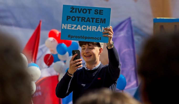 FOTO: Pískot i zásah policie. Pochod pro život v Praze opět rozvířil emoce