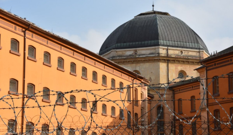Sirény u Věznice Plzeň mohou vyděsit veřejnost. Do akce půjdou všechny složky IZS
