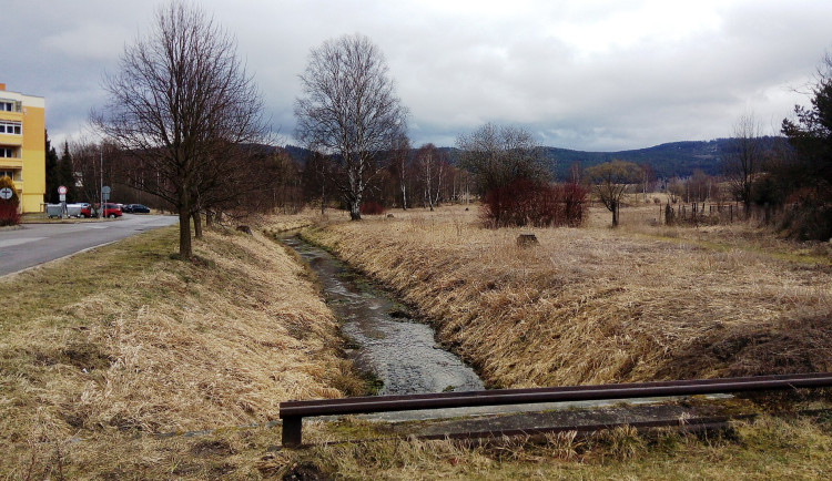 Neznámá látka znečistila Volarský potok, mastnotu už tři dny odklízí hasiči