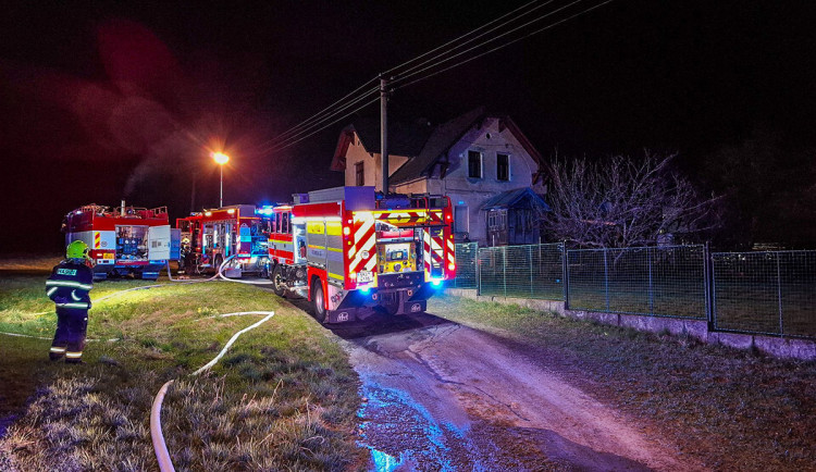 Noční požár u domu ve Zlatých Horách: s plameny bojovali čeští i polští hasiči