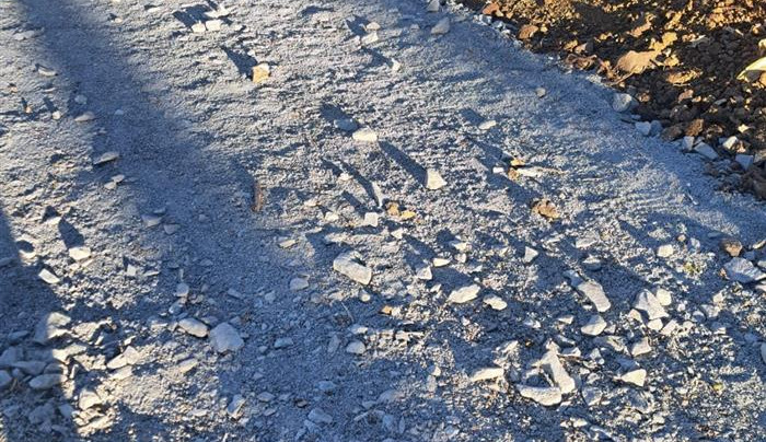 Nedokončené cesty poškozují brzdící cyklisté. Na Špičáku také přibývá odpadků