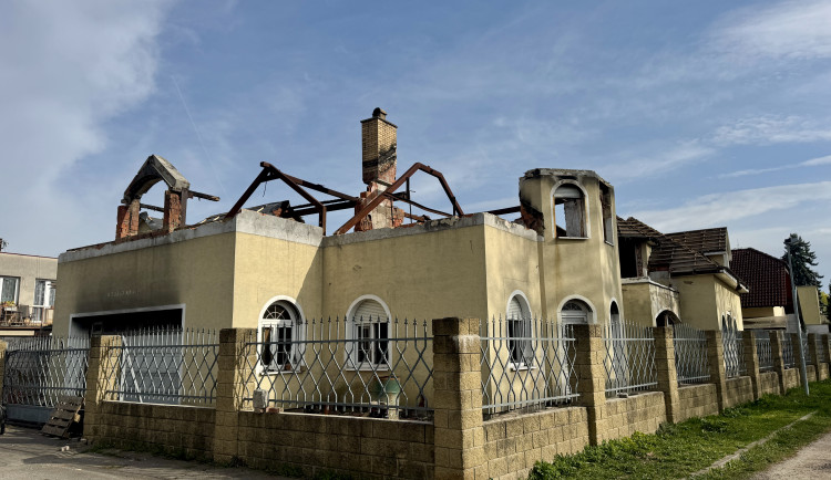 Vila hrůzy mění majitele. Z objektu vyvezl 50 kontejnerů odpadu a kolečko injekcí