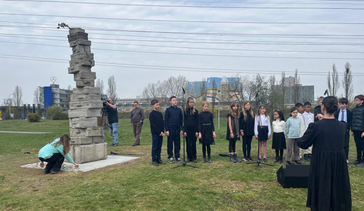 V parku na Jižním Městě odhalili památník místním obětem holokaustu