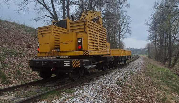 Strojvedoucímu ujel drážní pracovní stroj. Dojel z Telče až před Dačice