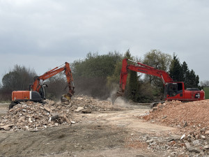 Konec dlouhého sporu. ŘSD začalo bourat motocentrum na D3 u Tábora