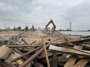 Konec dlouhého sporu. ŘSD začalo bourat motocentrum na D3 u Tábora