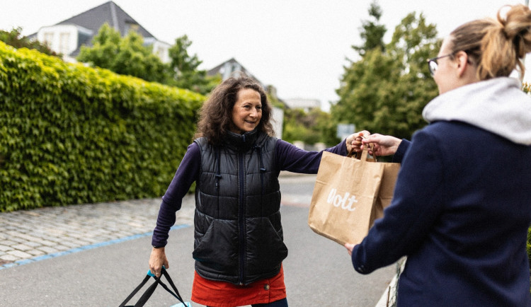 Rozváží jídlo a den si plánuje sama. Kurýrka Marta našla ve Woltu svobodu